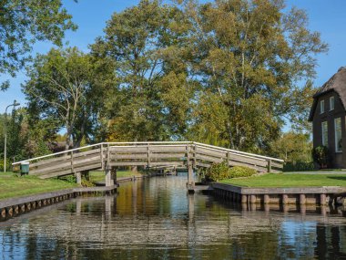 Hollanda 'daki Giethoorn' un küçük bir köyü.