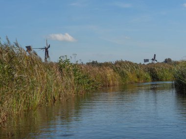 Hollanda 'daki Giethoorn' un küçük bir köyü.