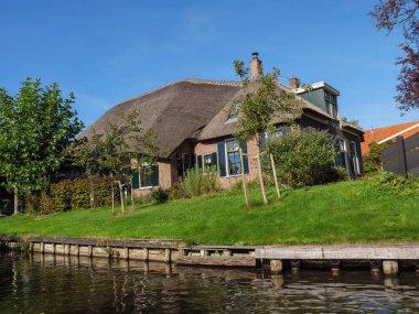 Hollanda 'daki Giethoorn' un küçük bir köyü.