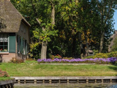 Hollanda 'daki Giethoorn' un küçük bir köyü.