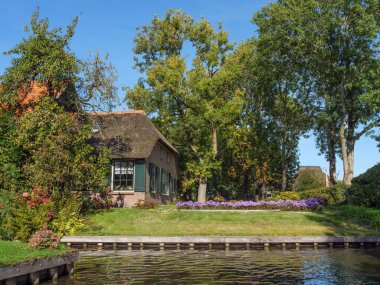 Hollanda 'daki Giethoorn' un küçük bir köyü.
