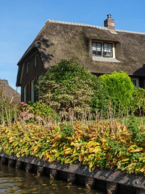 Hollanda 'daki Giethoorn' un küçük bir köyü.