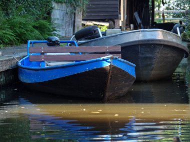 Hollanda 'daki Giethoorn' un küçük bir köyü.