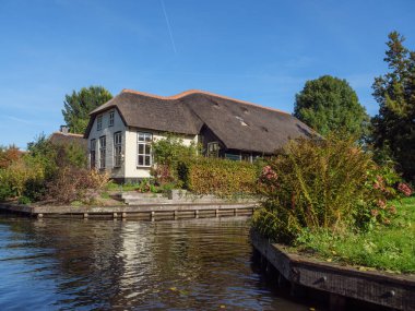 Hollanda 'daki Giethoorn' un küçük bir köyü.
