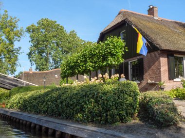 Hollanda 'daki Giethoorn' un küçük bir köyü.
