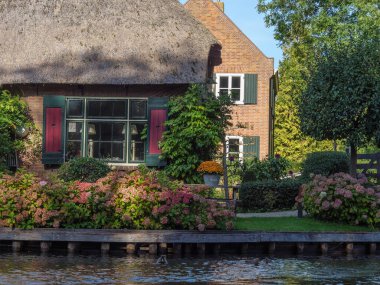 Hollanda 'daki Giethoorn' un küçük bir köyü.