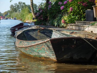 Hollanda 'daki Giethoorn' un küçük bir köyü.