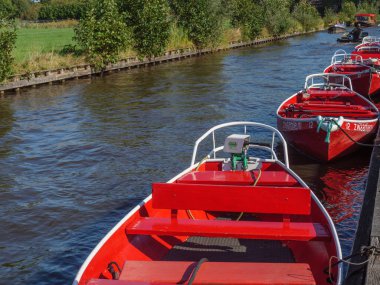 Hollanda 'daki Giethoorn' un küçük bir köyü.