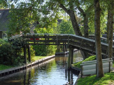 Hollanda 'daki Giethoorn' un küçük bir köyü.
