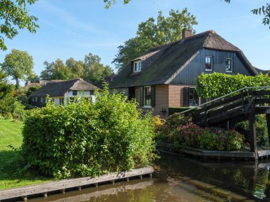 Hollanda 'daki Giethoorn' un küçük bir köyü.