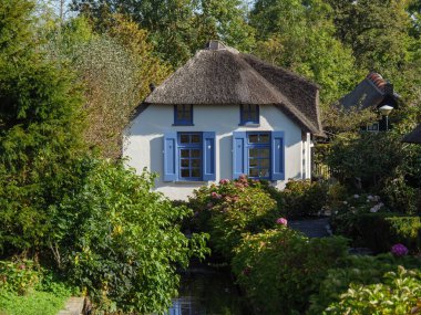 Hollanda 'daki Giethoorn' un küçük bir köyü.