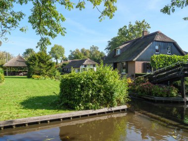 Hollanda 'daki Giethoorn' un küçük bir köyü.