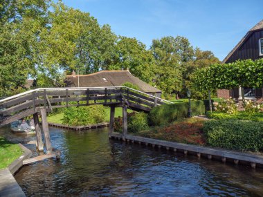 Hollanda 'daki Giethoorn' un küçük bir köyü.