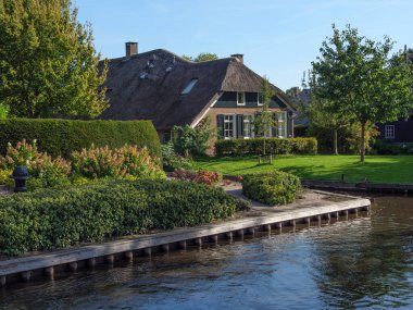 Hollanda 'daki Giethoorn' un küçük bir köyü.