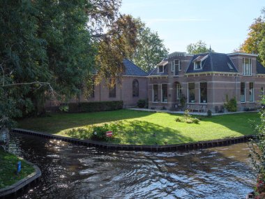 Hollanda 'daki Giethoorn' un küçük bir köyü.