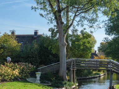 Hollanda 'daki Giethoorn' un küçük bir köyü.