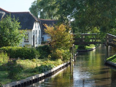 Hollanda 'daki Giethoorn' un küçük bir köyü.