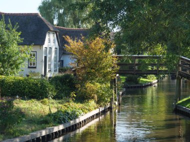Hollanda 'daki Giethoorn' un küçük bir köyü.