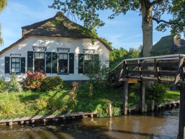 Hollanda 'daki Giethoorn' un küçük bir köyü.