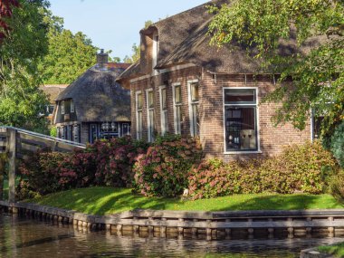 Hollanda 'daki Giethoorn' un küçük bir köyü.
