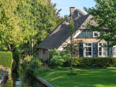 Hollanda 'daki Giethoorn' un küçük bir köyü.