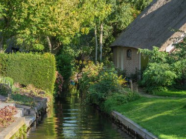Hollanda 'daki Giethoorn' un küçük bir köyü.