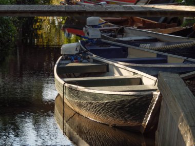 Hollanda 'daki Giethoorn' un küçük bir köyü.