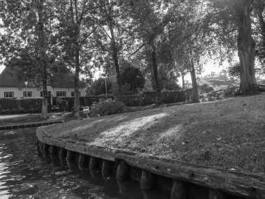 Hollanda 'daki Giethoorn' un küçük bir köyü.