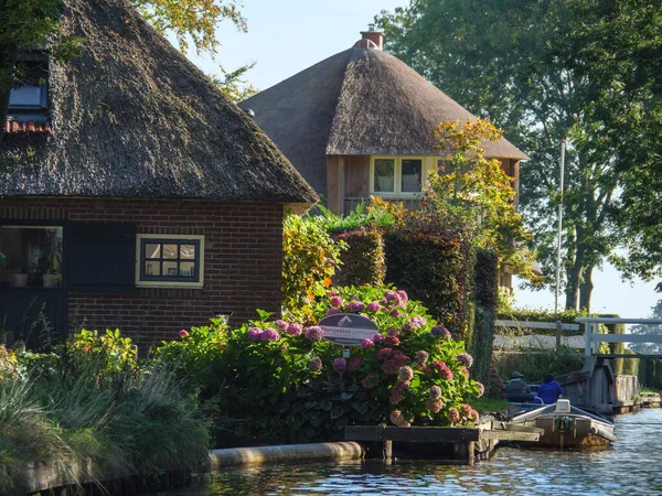 Hollanda 'daki Giethoorn' un küçük bir köyü.
