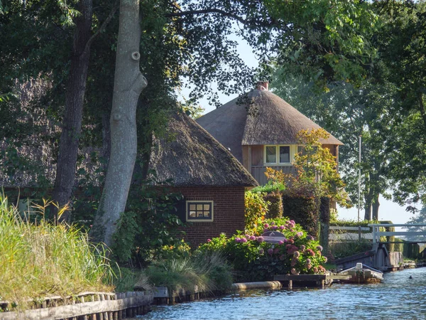Hollanda 'daki Giethoorn' un küçük bir köyü.