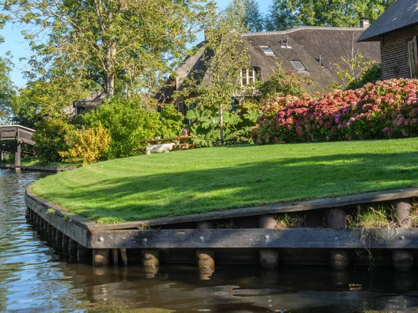 Hollanda 'daki Giethoorn' un küçük bir köyü.