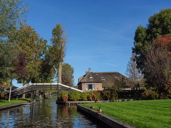 Hollanda 'daki Giethoorn' un küçük bir köyü.