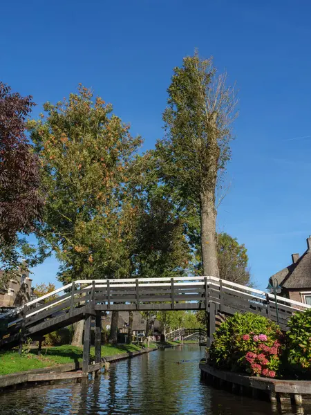 Hollanda 'daki Giethoorn' un küçük bir köyü.