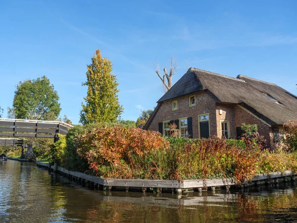 Hollanda 'daki Giethoorn' un küçük bir köyü.