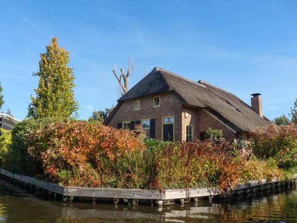 Hollanda 'daki Giethoorn' un küçük bir köyü.