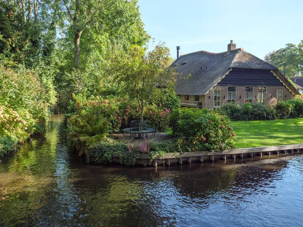 荷兰的Giethoorn小村庄 — 图库照片