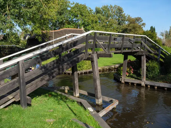 Hollanda 'daki Giethoorn' un küçük bir köyü.