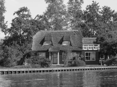 Hollanda 'daki Giethoorn' un küçük bir köyü.