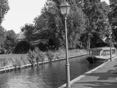 Hollanda 'daki Giethoorn' un küçük bir köyü.