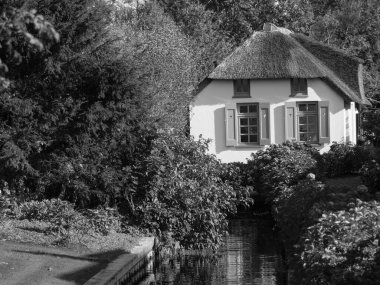 Hollanda 'daki Giethoorn' un küçük bir köyü.