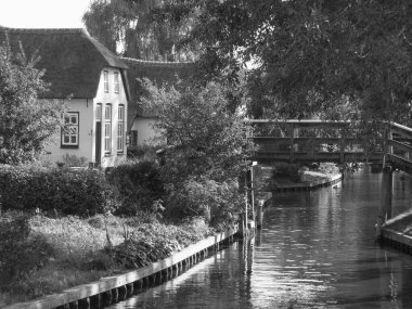 Hollanda 'daki Giethoorn' un küçük bir köyü.