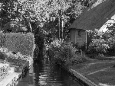 Hollanda 'daki Giethoorn' un küçük bir köyü.