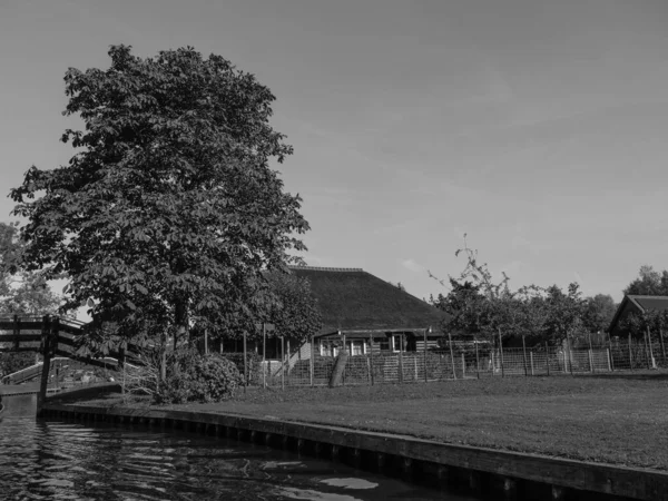 荷兰的Giethoorn小村庄 — 图库照片