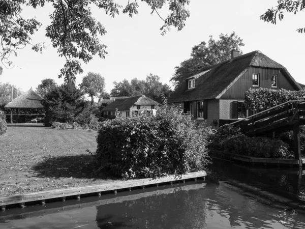 荷兰的Giethoorn小村庄 — 图库照片
