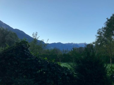 SCHAAN, LIECHTENSTEIN, 24 EYLÜL 2021 Sabah erken saatlerde dağlardaki bir çayırda