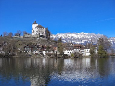 Werdenberg, İsviçre 26 Şubat 2019 Mavi gökyüzünde küçük bir göl