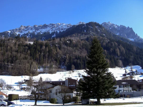 Planken Lichtenštejnsko Února 2019 Krásné Zasněžené Hory Slunečného Dne — Stock fotografie