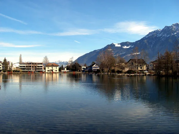 Werdenberg Schweiz Februar 2019 Schneebedeckte Berge Hinter Einem Kleinen See — Stockfoto