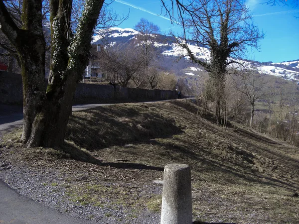 Werdenberg スイス2月26 2019素敵な小さな公園と小さな丘の上の歩行者天国への散歩道 — ストック写真