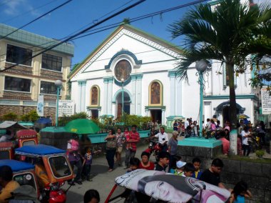 22 Ocak 2012 'de Filipinler' de Tacloban şehrinde bir Katolik kilisesinin önünde bir sürü insan toplandı.